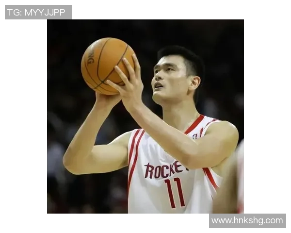 姚明在比赛中热情鼓掌的瞬间展现篮球精神与团队合作的完美结合