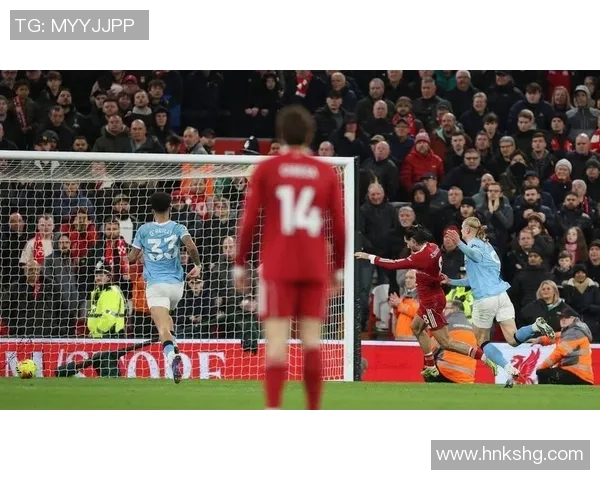 中超激战马竞逆转波尔图绝杀时刻引发争议判罚全场沸腾 中超激战马竞逆转波尔图绝杀时刻引发争议判罚全场沸腾